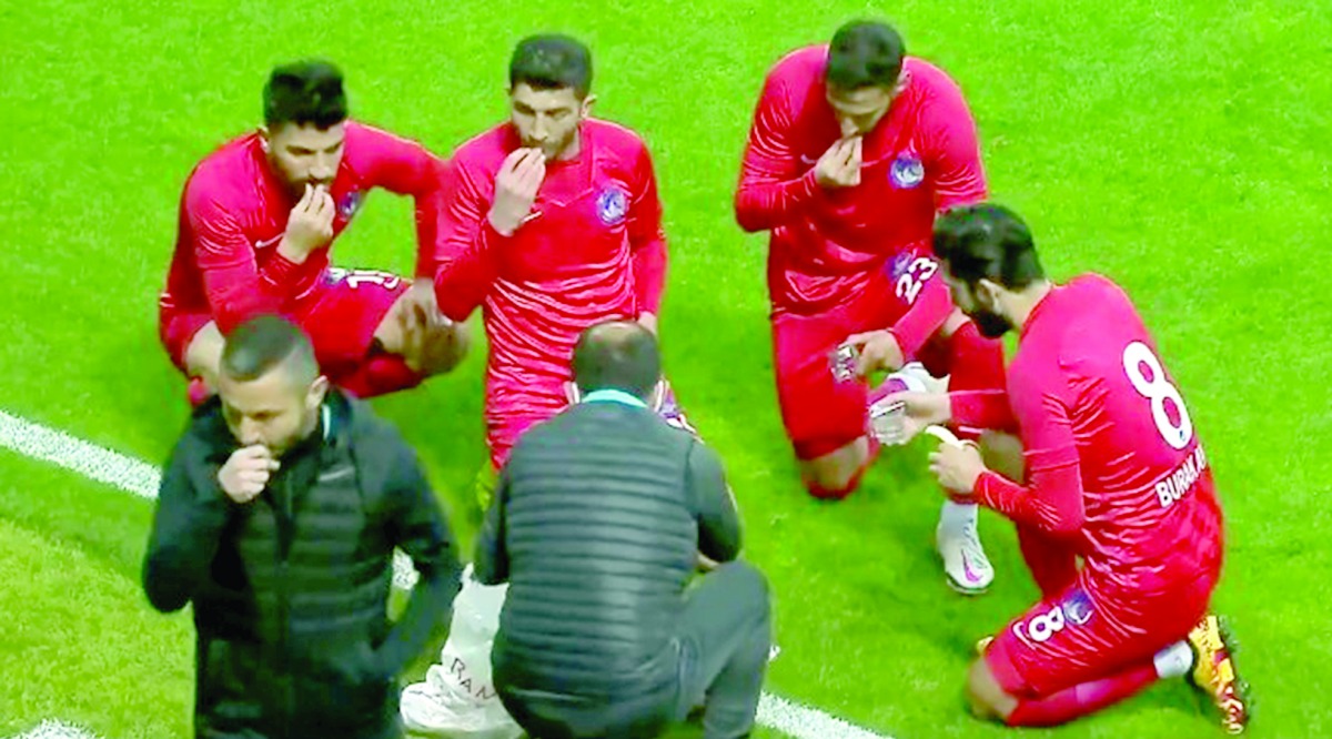 لاعبون يفطرون في الدوري الانكليزي