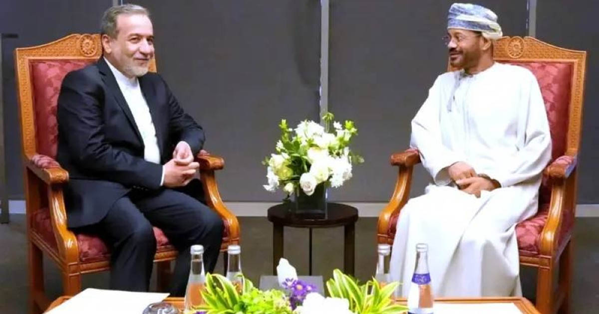 وزيرا الخارجية الإيراني والعماني خلال لقائهما في مسقط