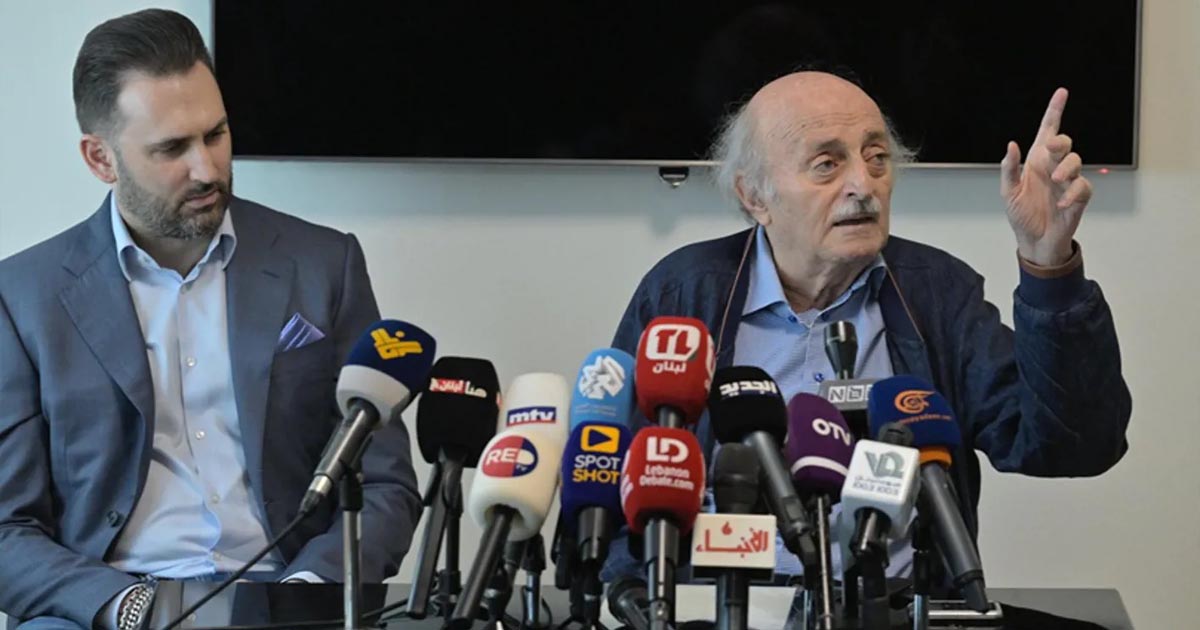 الرئيس السابق للحزب التقدمي الاشتراكي وليد جنبلاط وإلى يمينه رئيس الحزب النائب تيمور خلال مؤتمره الصحافي أمس